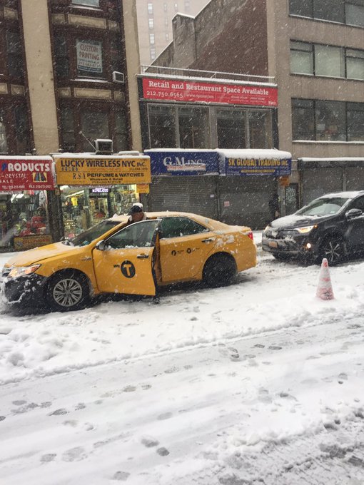 The happiest girl in NYC today. 🤗❄️🌨#snowshoes #spotthecaliforniagirl https://t.co/AtIcNehGcD<a href="/tag/snowshoes"class="tags">#snowshoes</a><a href="/tag/spotthecaliforniagirl"class="tags"><span>#spotthecaliforniagirl</span></a>