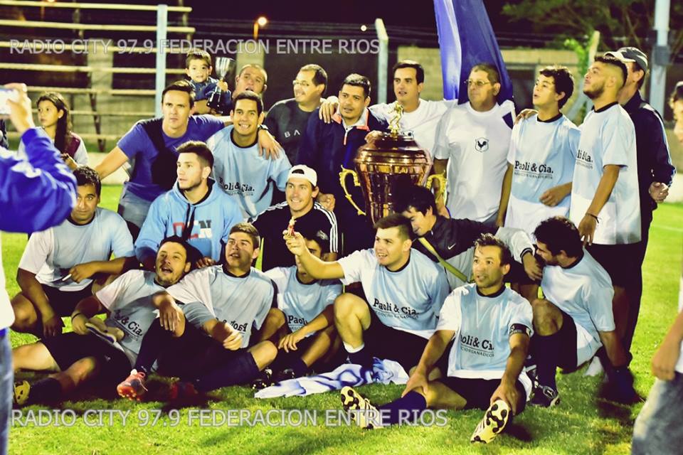 Lahorasports's tweet photo. #SAN_SEBASTIAN "CAMPEÓN NOCTURNO DE LOS BARRIOS" 2016/17 VENCIÓ 1 A 0 A #LOS_PRIMOS EN UNA GRAN FINAL CON MUCHAS EMOCIONES Y BUEN FÚTBOL!!! https://t.co/wXgzsndJNn