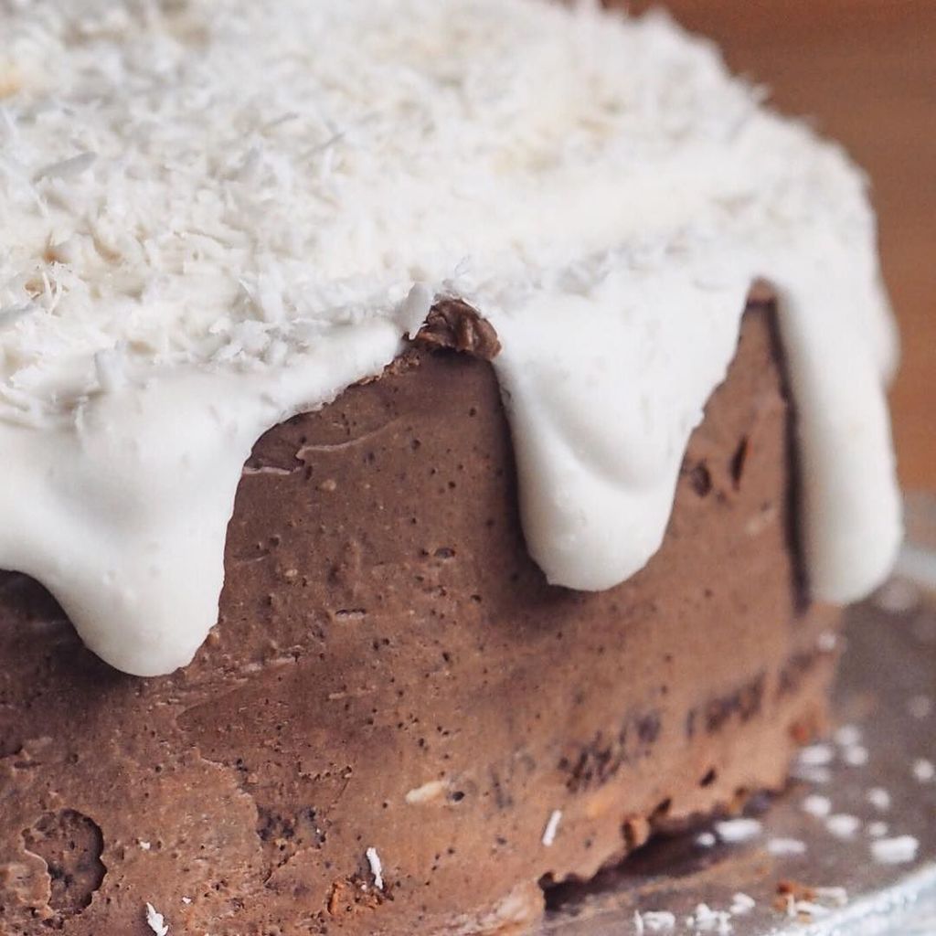 TheMuscleBakery's tweet image. Cake we made recently 🎂 Double layer Vanilla &amp;amp; Banana Sponge, chocolate frosting and toppe… ift.tt/2kw0kIv