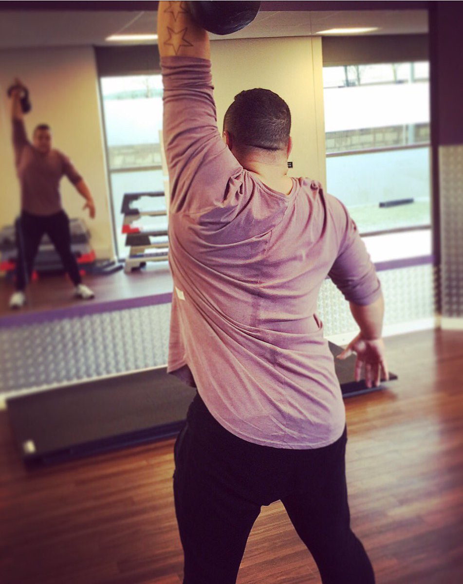 ThatOrangeMini_'s tweet photo. #kettlebell #snatch #lift #strength #conditioning #coach @AFBasingstoke https://t.co/cYxlTeNwWi