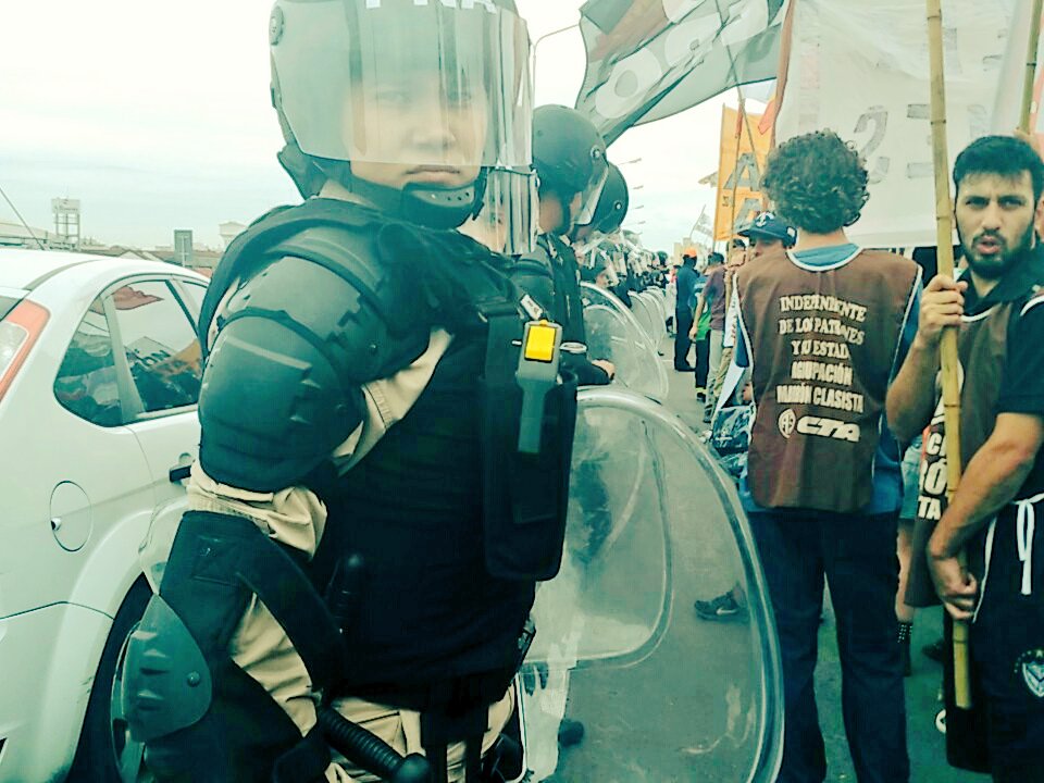 xavidell's tweet photo. Delegados de la @MarronClasista de #ATE al frente de la lucha contra los despidos en @Clarincom. #ClarinDespide https://t.co/ScLs9GESzV