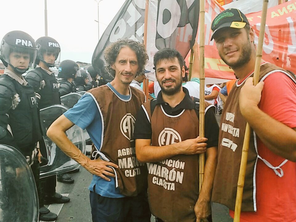 xavidell's tweet photo. Delegados de la @MarronClasista de #ATE al frente de la lucha contra los despidos en @Clarincom. #ClarinDespide https://t.co/ScLs9GESzV
