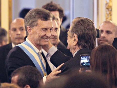 pagina12's tweet photo. Un vuelto que quedó fuera del fideicomiso ciego. El gobierno acordó con el Grupo Macri una quita de deuda del 98,87%
https://t.co/XdILgWEDW3 https://t.co/ohEBRYNhUk