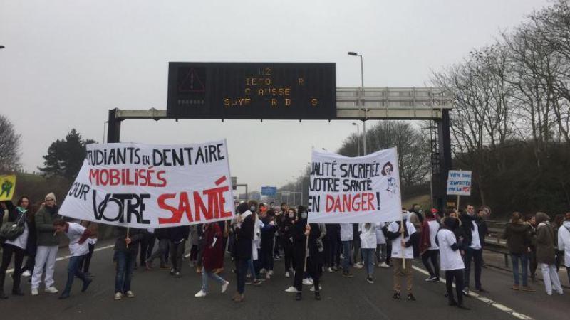 VDNLille's tweet photo. Des étudiants en chirurgie dentaire manifestent sur l’A25 https://t.co/rGN0IgW9cK
#Lille #DENTger https://t.co/TazsluQpxn