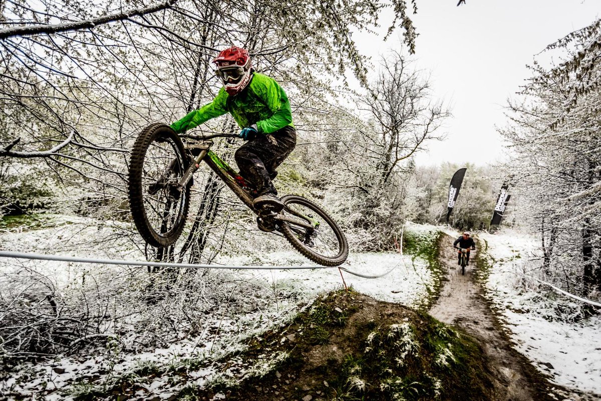 MonsterEnergyPL's tweet image. #ThrowbackThursday i #DiverseDownhillContest w śnieżnej scenerii na Górze #Żar. W tym roku też dostaniemy zimowy #downhill w kwietniu? ;)