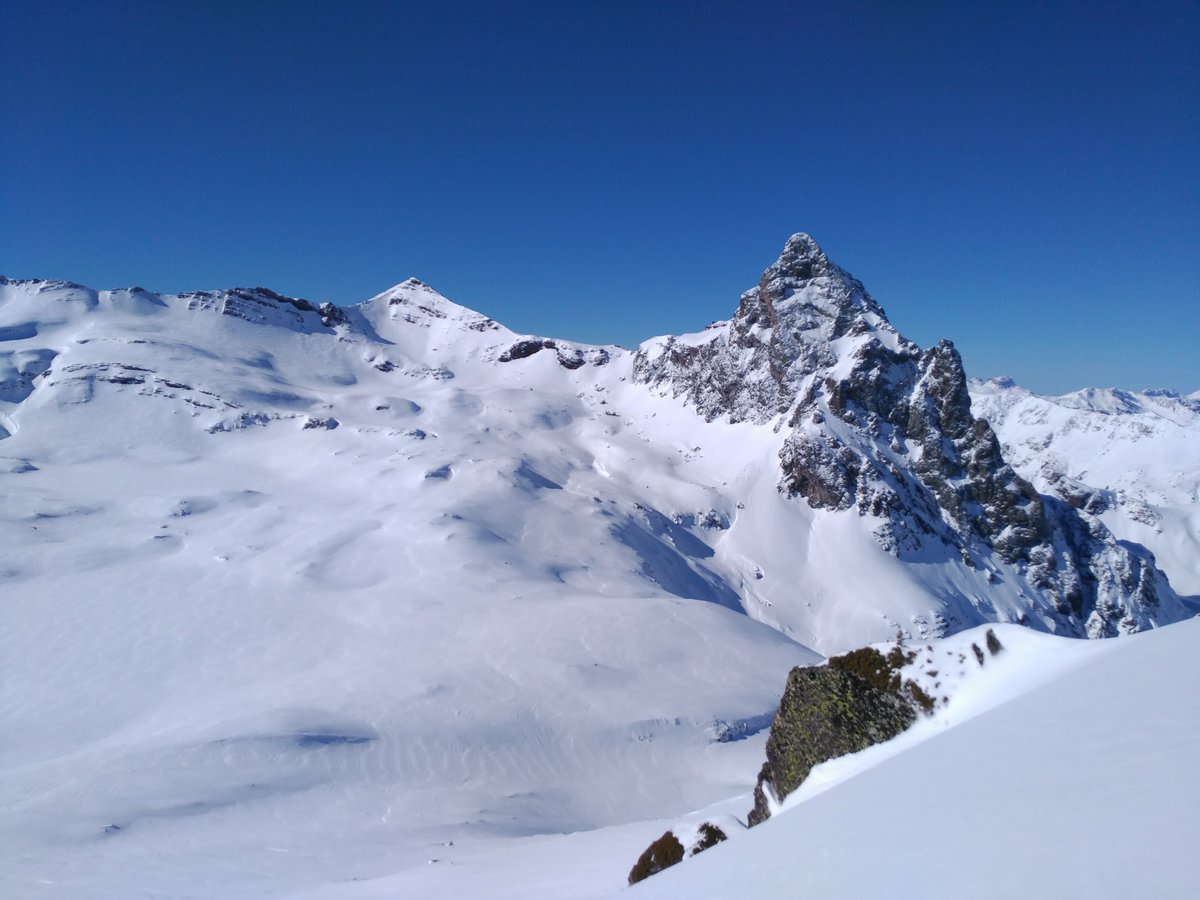 lorenzopirineo's tweet photo. En directo desde el pico Espelunziecha 2390m vistas al Anayet y Midi d'Ossau. Te animas a venir en #raquetasdenieve ? #guíasdemontaña https://t.co/5fmMya7Q7H