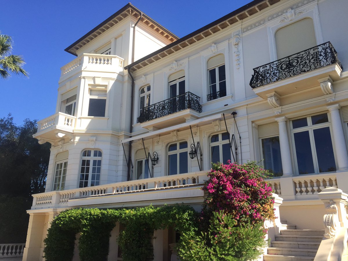 Villalabri's tweet photo. #summer #holiday planing time, book @Villalabri #Cannes  #luxury  in the #Cotedazur https://t.co/0lLIDRv9ot