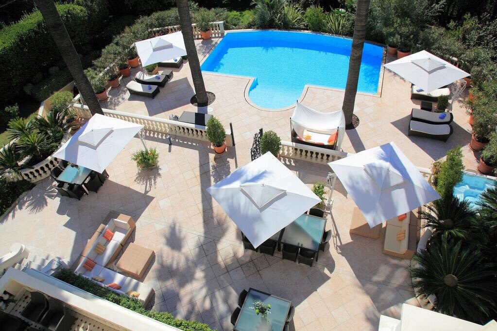 Villalabri's tweet photo. #summer #holiday planing time, book @Villalabri #Cannes  #luxury  in the #Cotedazur https://t.co/0lLIDRv9ot