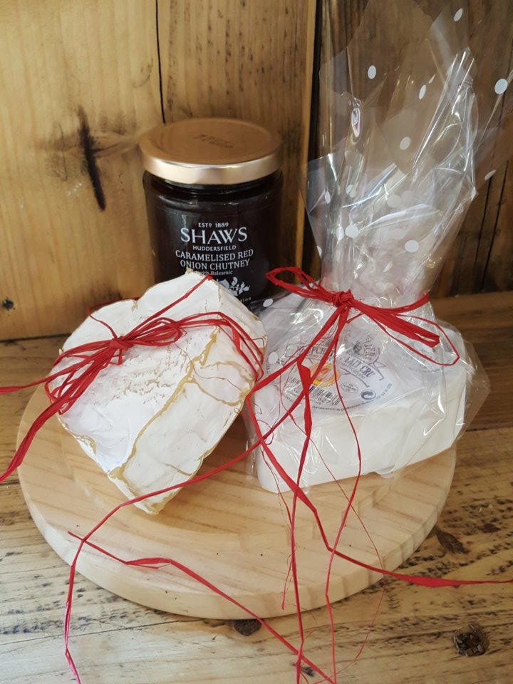 UkAbsolute's tweet image. These heart shaped Brie's go really well with this caramelised red onion chutney from @shaws1889 last few left @HolmfirthEvents