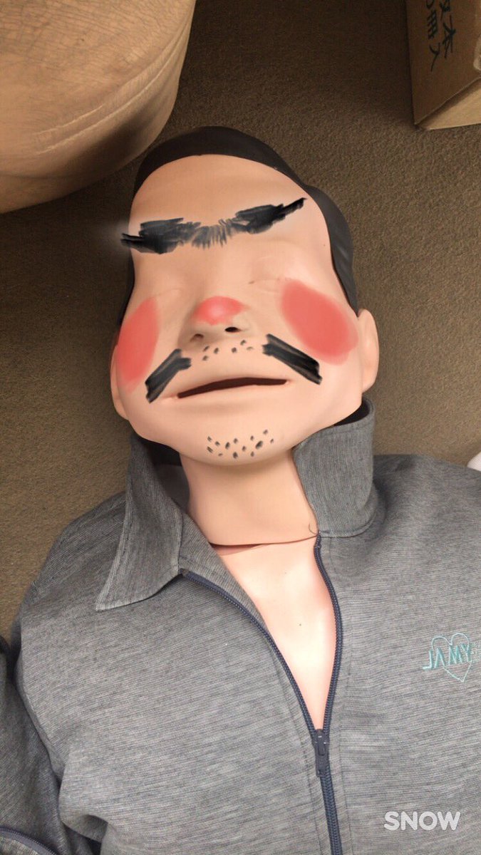 05_mmycom's tweet photo. 自動車学校の救護で使う人形がＳＮＯＷに反応してめっちゃ笑った https://t.co/3z6qbwkX9X