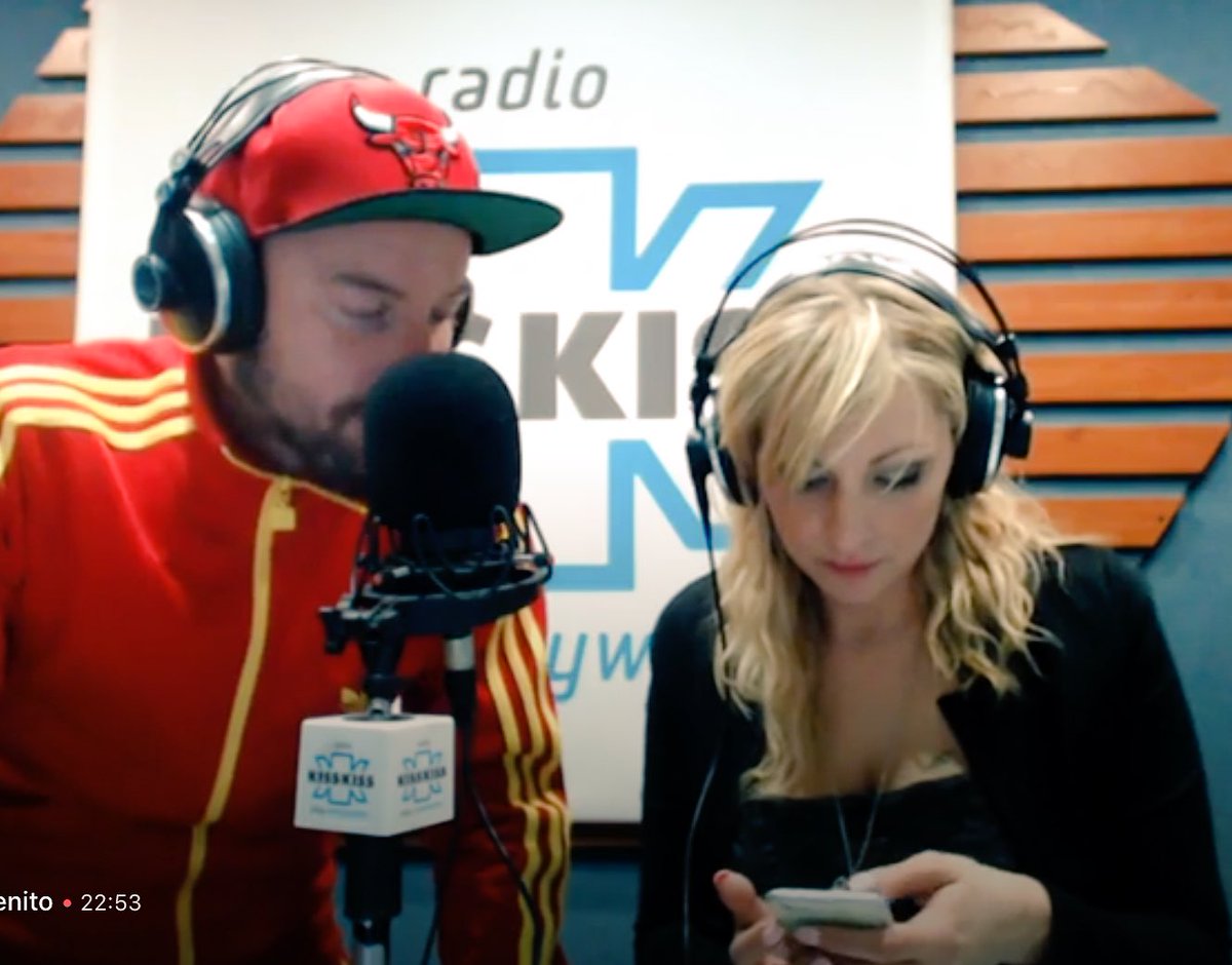 PsychoFidanzata's tweet photo. Non importa se sei in diretta nazionale con Francesco Facchinetti.
Ogni momento è buono per stalkerare. https://t.co/sB2aNakVXq