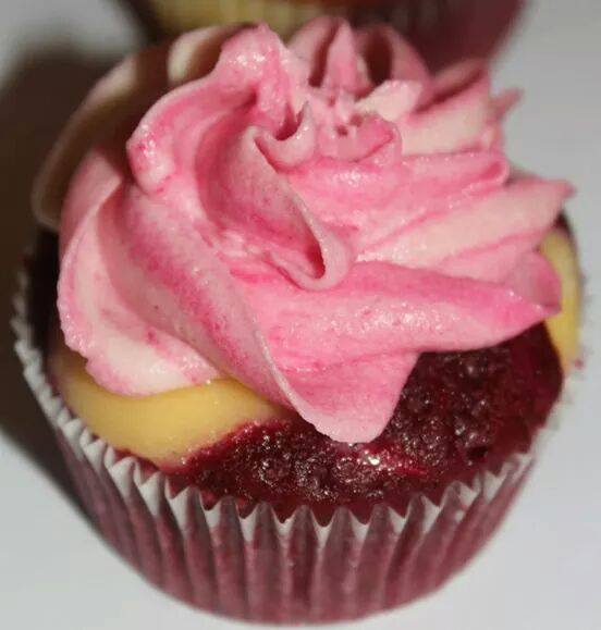 ChefAbeerDubai's tweet photo. Red velvet cupcake with creamy cheese frosting. Yummy! #cake🎂 #chef💯 #dubaibaker #dubaichef #dubaicatering #dubaicakemaker #birthdaygirl👑 https://t.co/gZ8QEwQadT