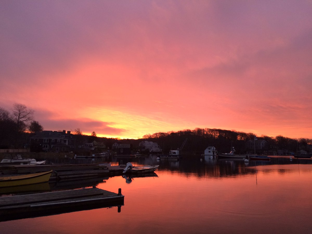 FriendsofNobska's tweet photo. Morning sky in Woods Hole @capecodweather @MattNBCBoston @stevejunkerWCAI @catherinebumpus https://t.co/Qi10f5pVoA