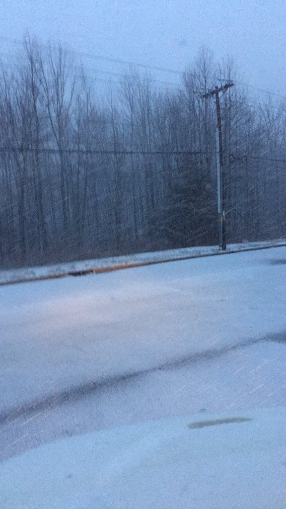 FlatLined's tweet image. snowing sideaways in Burlington NJ ... had A/C on in tractor yesterday #SnowStorm #springtowinter