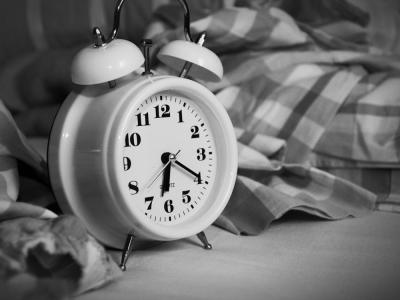 ¿Por qué abrimos los ojos por la mañana antes de que suene la alarma del despertador?muyinteresante.es/salud/articulo…