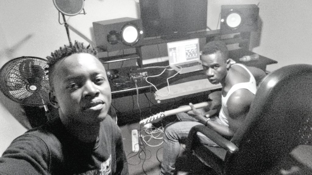 SHUAIBU747's tweet photo. BABY SHOW in the making YOUNG LEE pass me the beat let me murder it. https://t.co/Z0O6osGr0U