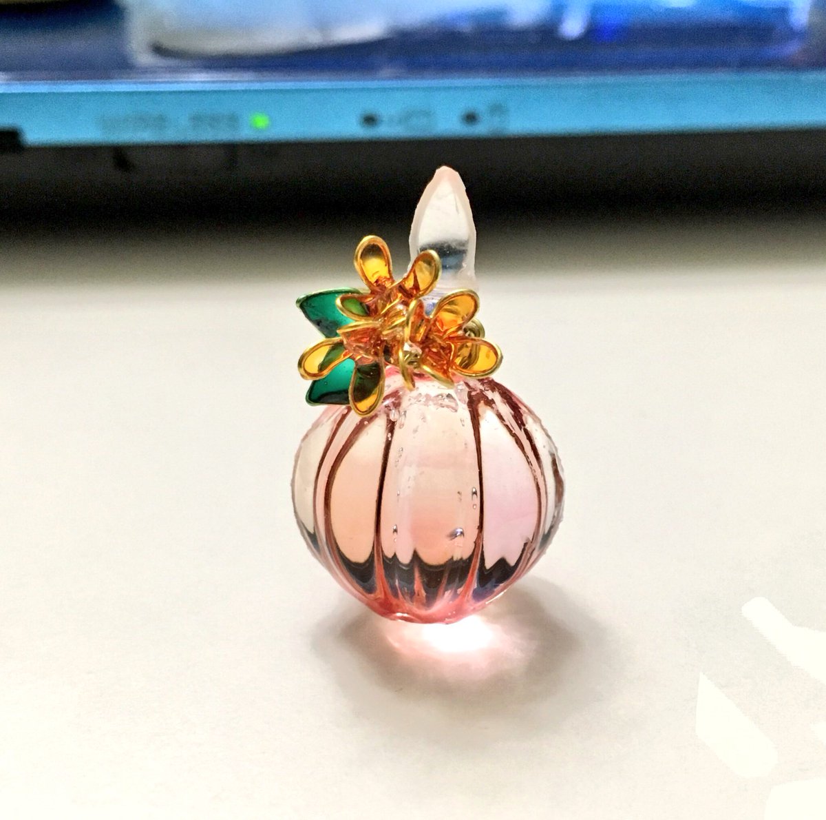 月のしずく堂 Twitterren マニキュアフラワーの金木犀を有効活用 ハンドメイドらぼ Handmade Labo さんのモールド レジン堂 Resindou1 さんのカラー使用しました 四季薫る香水瓶シリーズと銘打って 金木犀だから秋薫る香水瓶 次は桜で春バージョン作ろう