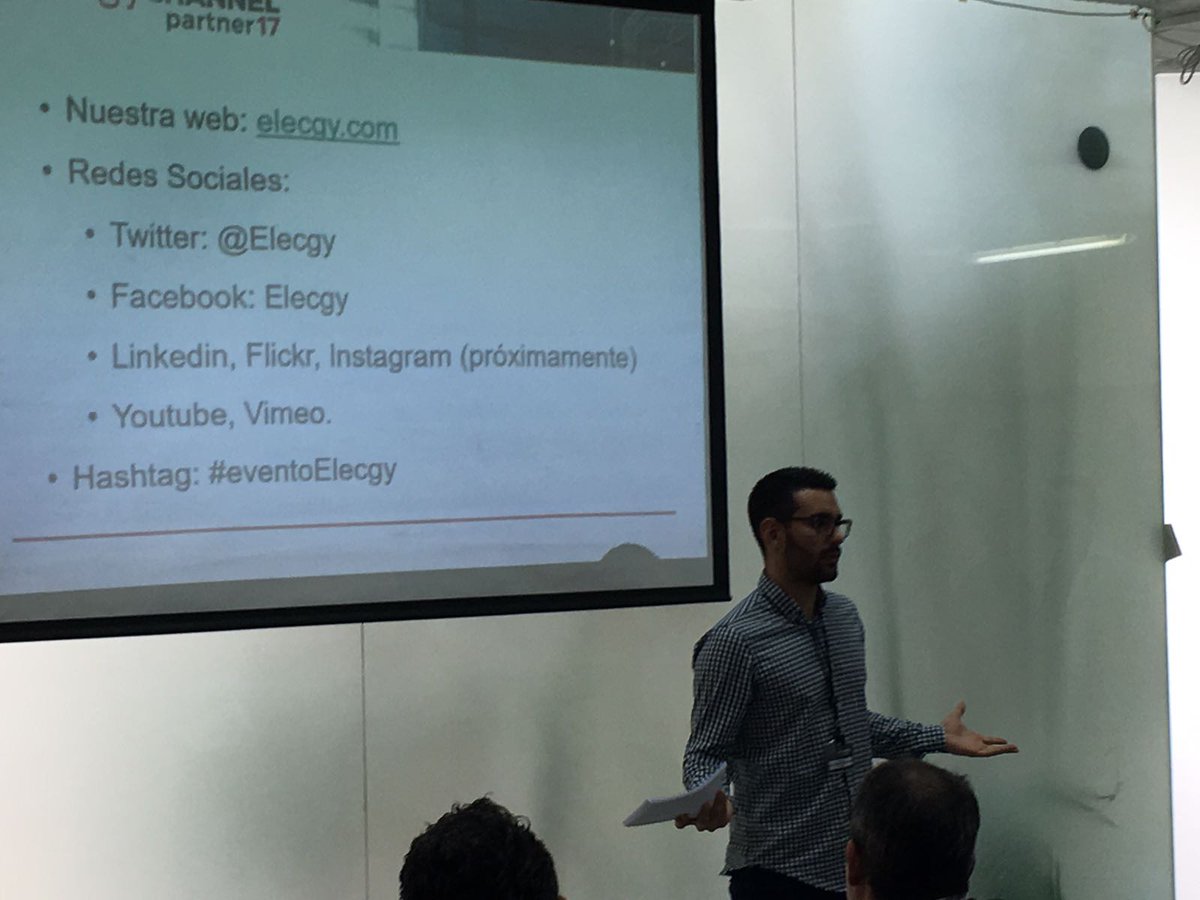 Elecgy's tweet photo. Jonatan Moya, periodista de Elecgy, explica la importancia de Internet y de las redes sociales en las empresas. #eventoElecgy https://t.co/uR25KlzVBQ