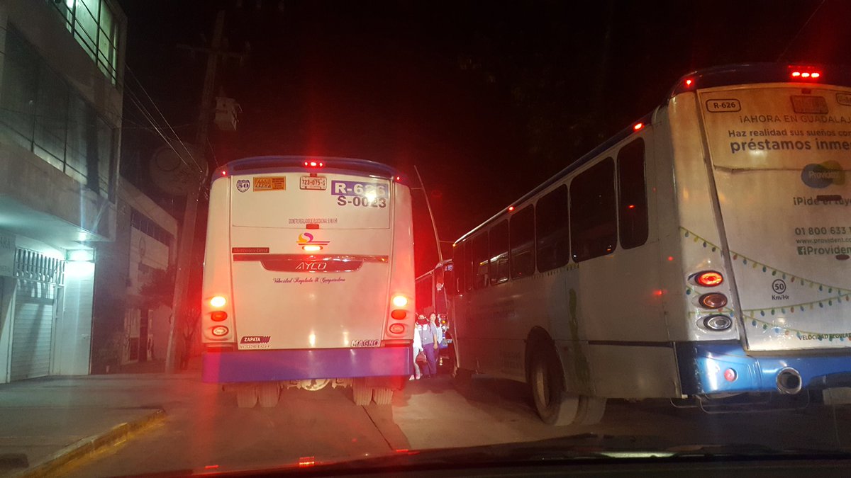 Viry_nutri's tweet photo. @Trafico_ZMG @MovilidadJal obstruyendo y subiendo hente en doble fila. Parque rojo, calle morelos https://t.co/pCUwuFFEnD