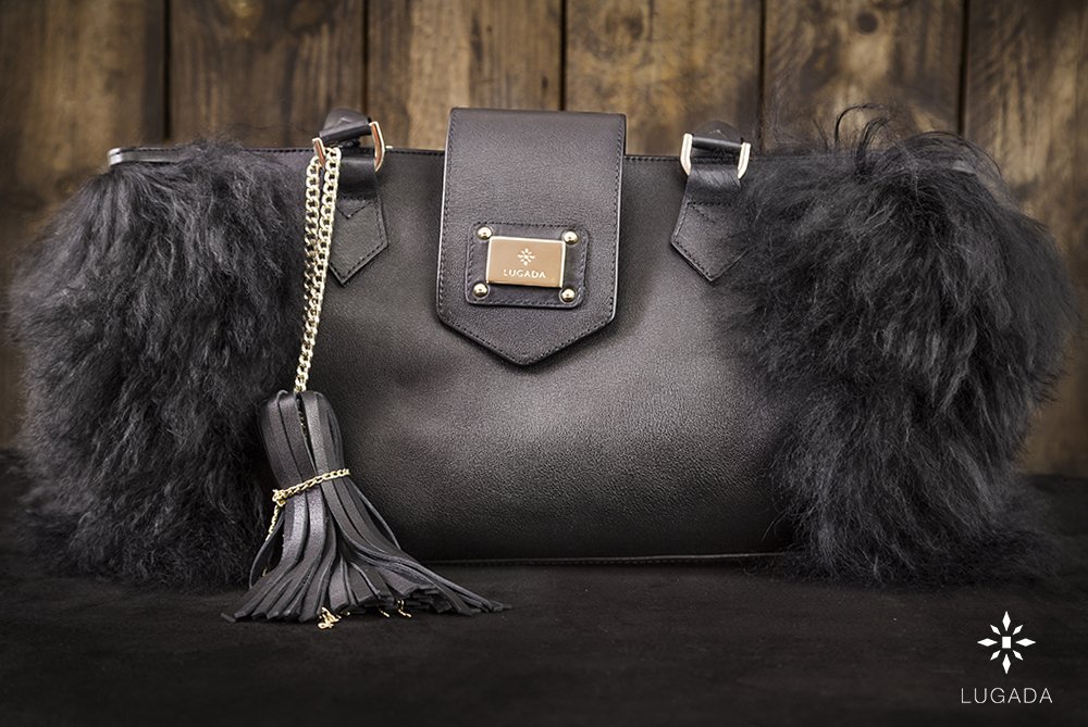 LUGADAbags's tweet photo. El frío nos llama a lucir bolsos como este original Kiara en negro ❄ #lugada #luxe #luxury #bag #style #madeinspain #alicante #artesano https://t.co/ubNqzPmiob