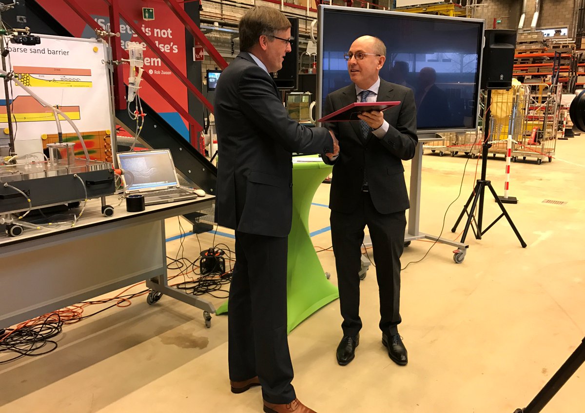 Heemraad Goos den Hartog neemt beschikkingen voor sterke
dijken onderzoek naar innovatieve oplossing in ontvangst van <a href="/Rijkswaterstaat/">Rijkswaterstaat</a>