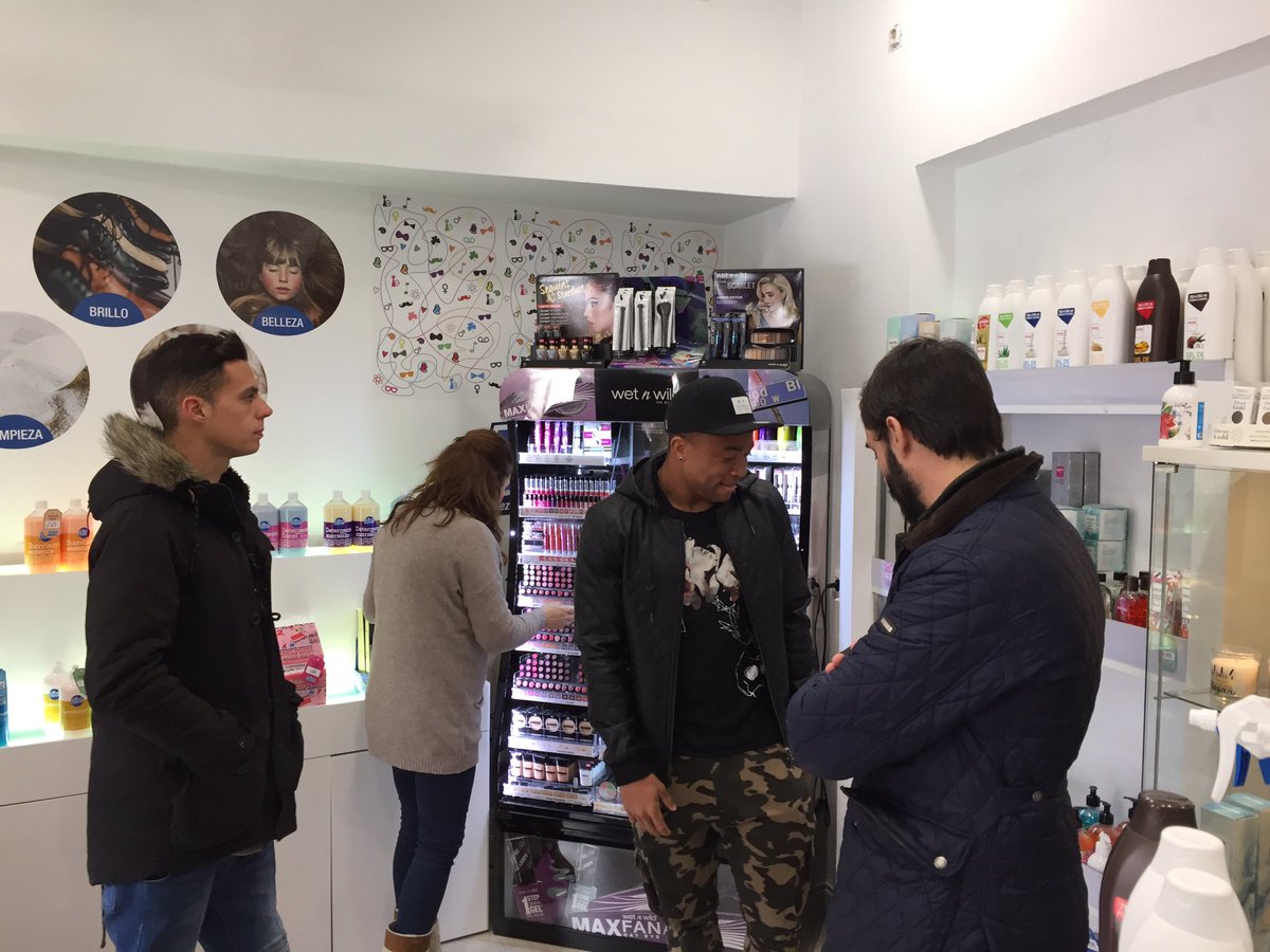 radiogolex's tweet photo. Los jugadores @dihex11 del NOV y DIC recogen su lote de premios con risas @PierreKunde y @javiperez86 https://t.co/uF6HtHeXzl