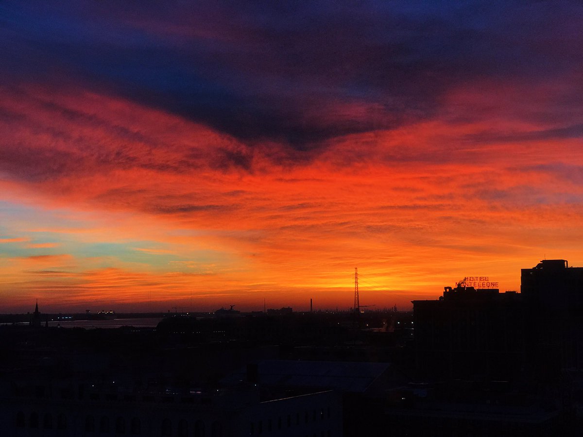 This morning's sunrise took my breath away! Gorgeous start to Thursday in #NOLA. 🌞⚜️ #downtownnola #followyournola #lawx #todaysunrise