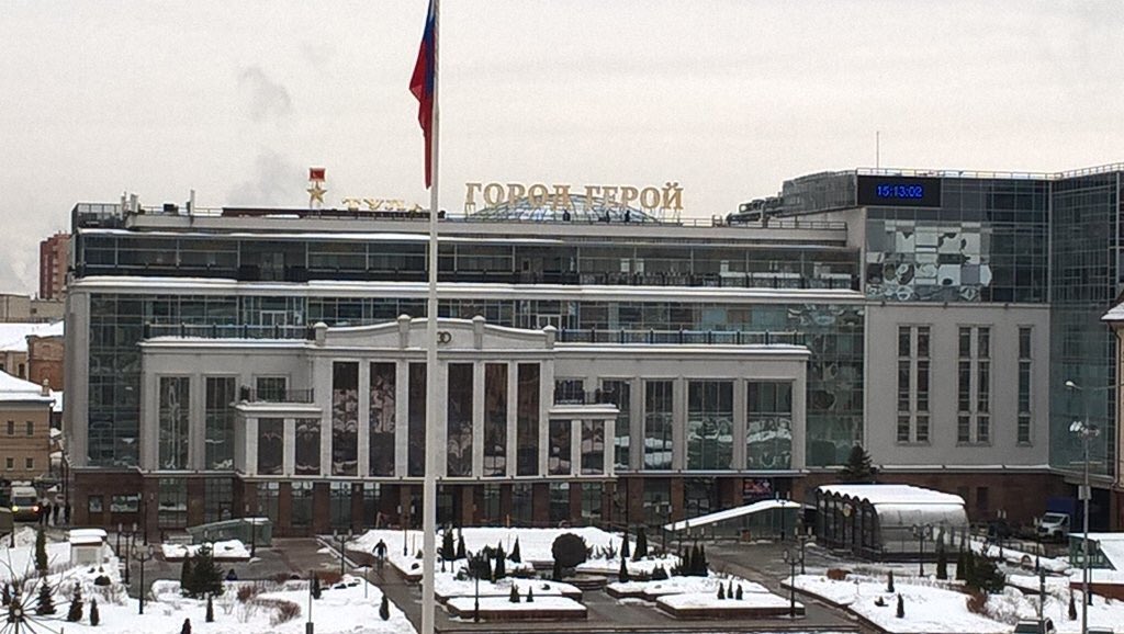 Надпись "#Тула - город-герой" установлена по инициативе руководства "Гостиного двора". В тёмное время суток будут светиться.