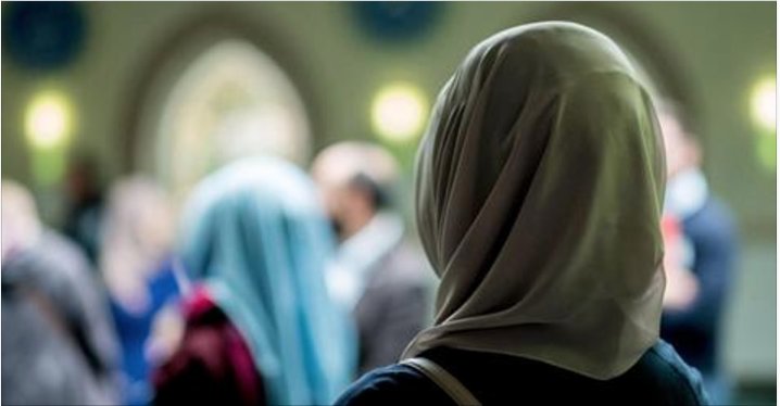 welt's tweet photo. Berlin: Gericht gibt Klage von Kopftuch tragender Lehrerin Recht https://t.co/jHW08ezHrx https://t.co/7PfhvlwikP