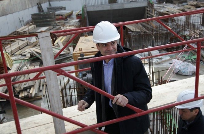 Νυφιτσα με κρανος, επιθεωρει τα εργα του Μετρο στον Πειραια!