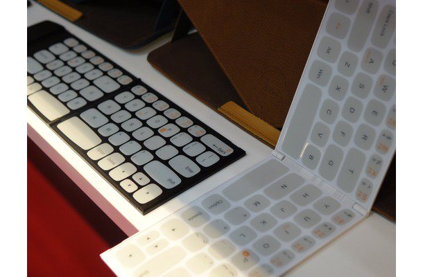 RBBTODAY's tweet photo. 超薄型の折りたたみ型ポケットサイズキーボードが展示中……ギフト・ショーhttps://t.co/rfJZoCCALT
#キーボード #ギフトショー #Wekey #Woorin #EFG https://t.co/9vGb9rUJu4