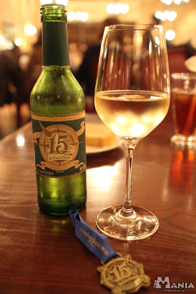 まにあ Tds リストランテ ディ カナレット にて 東京ディズニーシー15周年記念ラベルワイン 白 を飲んで来ました 記念ラベルワインは注文するとメダルがついてきます このメダルが欲しかったんです ちなみに ワインは飲みやすかったです ど まにあ Tds リストランテ ディ カナレット にて 東京ディズニーシー15周年記念ラベルワイン 白 を飲んで来ました 記念ラベルワインは注文するとメダルがついてきます このメダルが欲しかったんです ちなみに ワインは飲みやすかったです ど