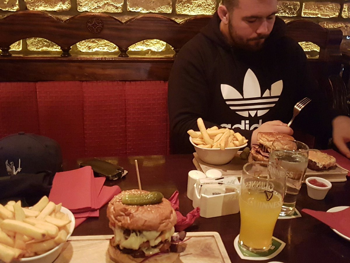 bundeeaki12's tweet photo. @JPCooney213 trying to tackle the #bundeeburger in @TheDailBar1 we will find out soon how fast he ate it. #under5mins he says.😂 https://t.co/G61Nndlzi2