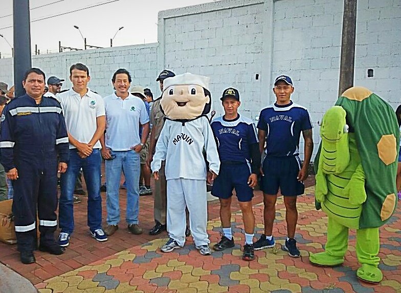 CAPAYO2015's tweet photo. #MingaenBellavista La Capitanía de Puerto Ayora se une a la Comunidad para realizar minga de limpieza previo a las festividades de la Isla. https://t.co/5n2Vy9gNDC