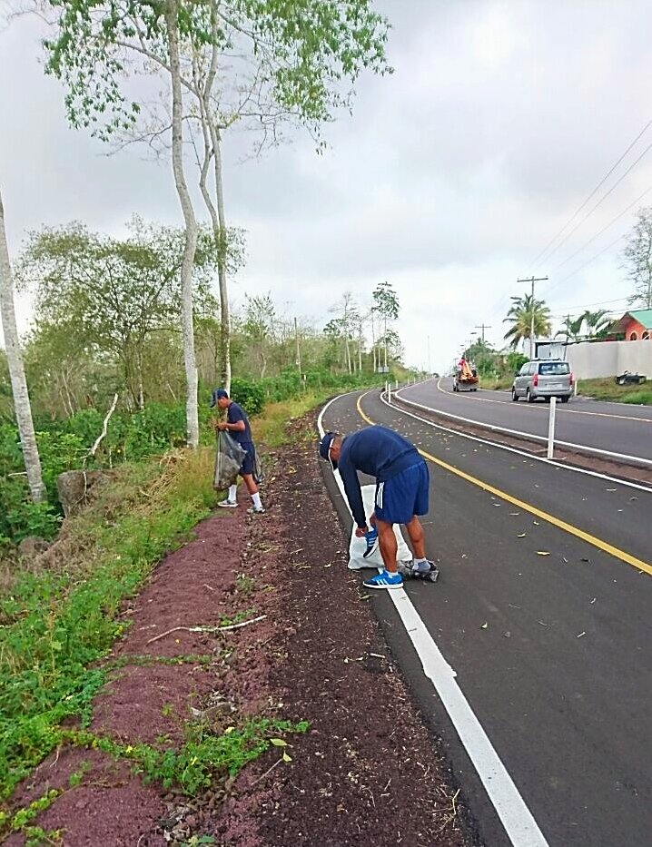 CAPAYO2015's tweet photo. #MingaenBellavista La Capitanía de Puerto Ayora se une a la Comunidad para realizar minga de limpieza previo a las festividades de la Isla. https://t.co/5n2Vy9gNDC