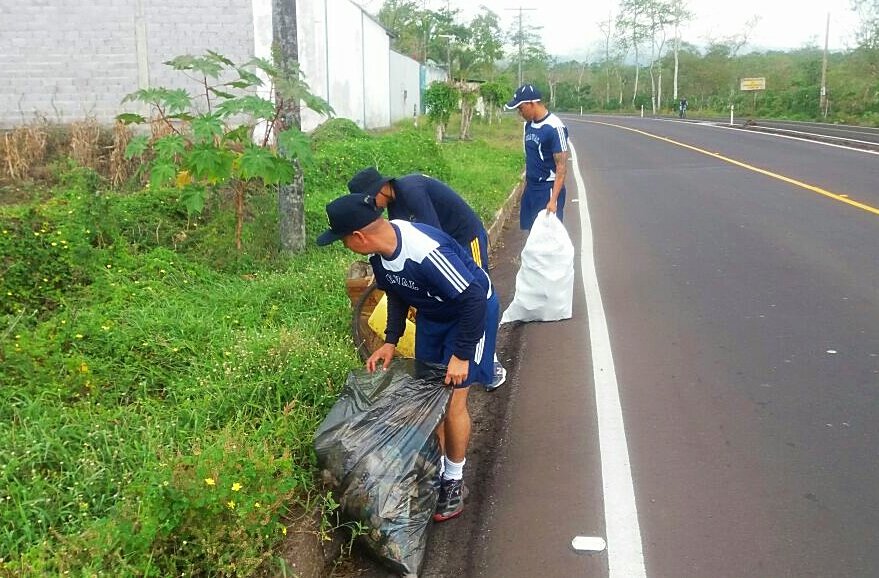 #MingaenBellavista La Capitanía de Puerto Ayora se une a la Comunidad para realizar minga de limpieza previo a las festividades de la Isla.