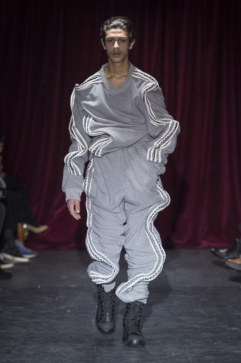 HommeEssential's tweet image. Deconstruction, favorite game of Belgian designer Glenn Martens for #YProject FW17 #Collections (Full collection: goo.gl/WmFEID)