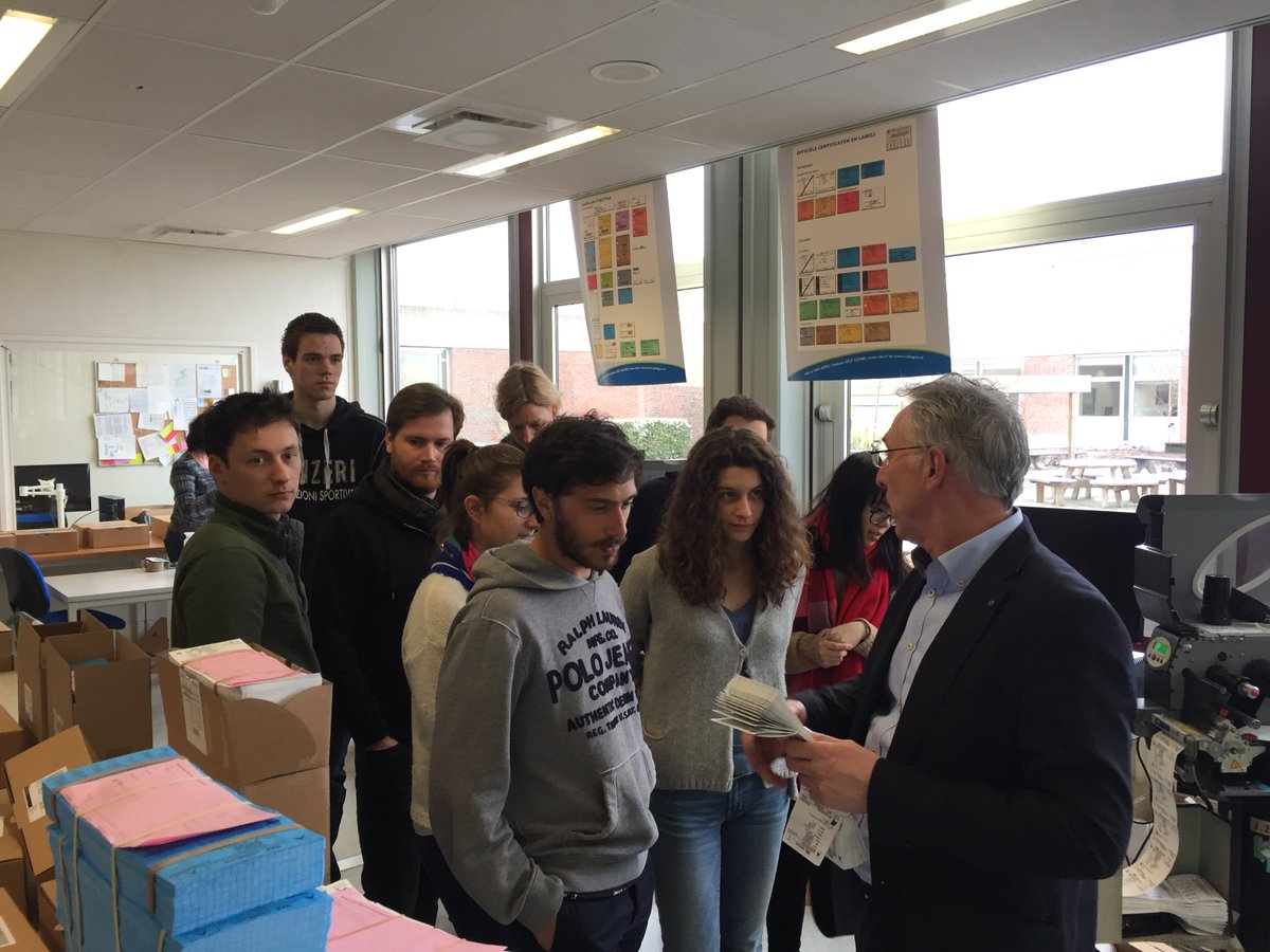 stichting_nak's tweet photo. De #NAK ontving vandaag een groep studenten van @AereshboDronten. Zij kregen een rondleiding langs o.a. de drukkerij en het laboratorium. https://t.co/pKKLIFdVaj