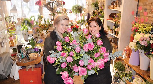 Are you 'last-minute' on Valentine's Day? bit.ly/2kvHhhu <a href="/henleystandard/">Henley Standard</a> <a href="/WHITE_GDN/">WHITE GDN FLORIST</a> <a href="/Stemtation/">Stemtation Flowers</a> #Henley