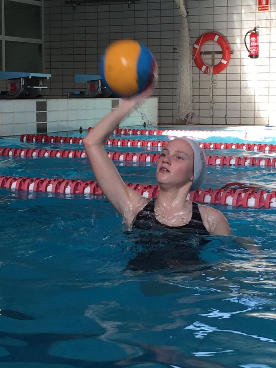 #ESO A educació física treballem el #waterpolo, un esport important a la nostra ciutat! L'escola i la ciutat amb l'esport! #Mataró