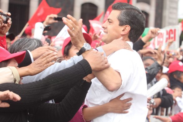 SinEmbargoMX's tweet photo. “Se robaron la marcha en nuestras narices”, acusan ONGs que organizaron #VibraMexico; pasó a ser pro Peña, aseguran https://t.co/027Rt4UrpV https://t.co/SUPVKXC2wb