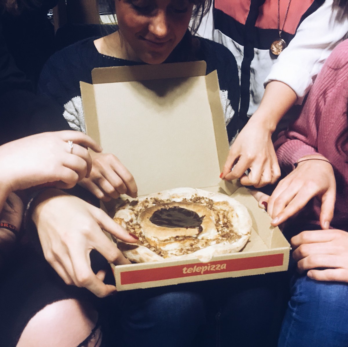 qbitApp's tweet photo. No sabemos si @telepizza_es hace precio de empresa, pero como hoy es el #NationalPizzaDay aquí estamos #qbiteando y celebrando🍕@Kitkat https://t.co/QbmCTlnGCa