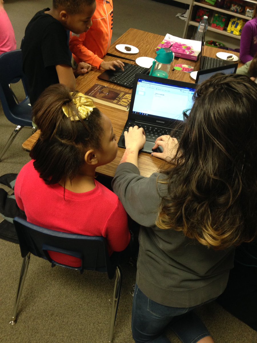 5thRoyalManor's tweet photo. 5th graders teach their buddies how to create Google slides  @AndreaVMulisano @RoyalManorgjps https://t.co/Fj3n9r5Fia