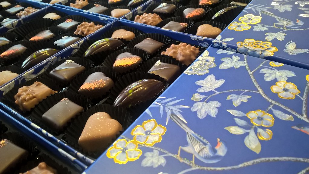 Stunning box, beautiful chocolates! We've filled <a href="/DeGournayLtd/">de Gournay</a> designed boxes with our couture range #Valentines