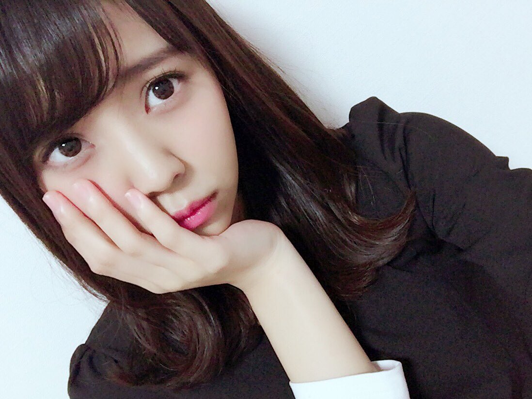 困ったような顔をして自撮りする小林由依の画像♪