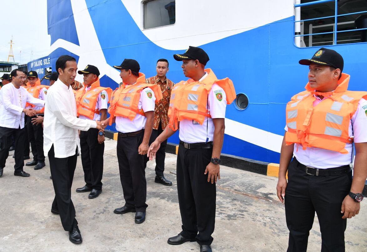 jokowi's tweet photo. Ngecek dua kapal baru tol laut di Ambon: Kapal Lelemuku dan Kapal Tanjung Sole. Harga komoditas bisa ditekan sampai 30% -Jkw https://t.co/ilsjfYhQSS