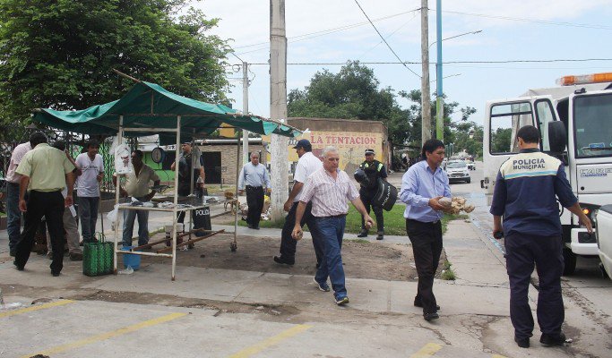 CiudadSMT's tweet photo. La venta callejera de carnes y chacinados está prohibida https://t.co/kk1GmXorIi https://t.co/UopkSwDLbk