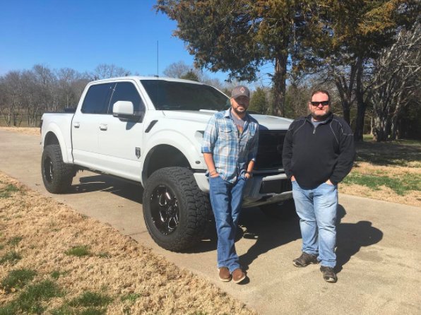 Big thanks to @rockyridgebbt and @ctrentc34 for trickin out my new Raptor. #rockyridgetrucks #fordraptor https://t.co/2HO5jdJoPv