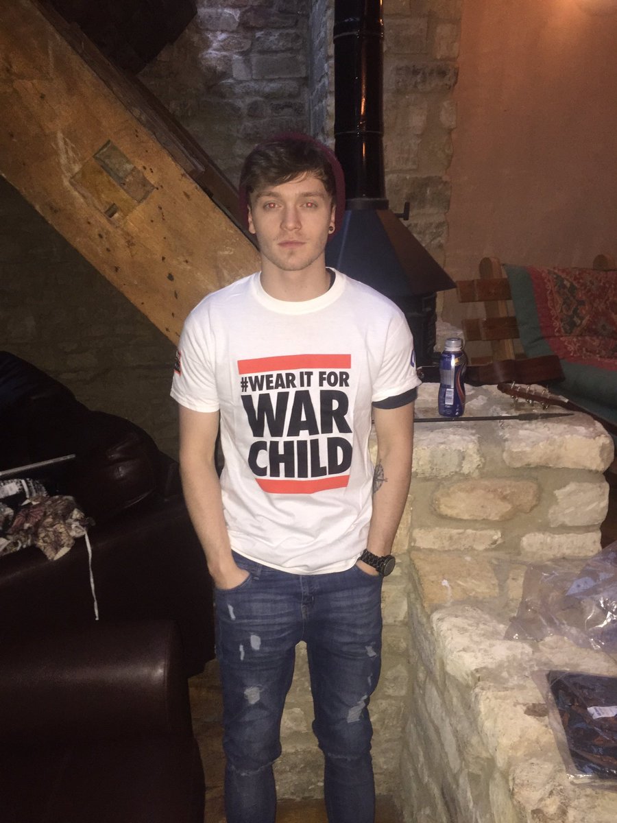 TheVampsFrance's tweet photo. #PHOTO Bradley et Connor supportant #WearItForWarChild (3) https://t.co/iazQma8Ie0