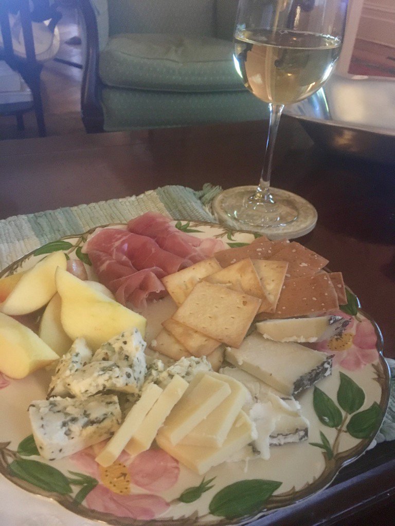 plocke's tweet photo. I love snow days! #drinkingatlunch https://t.co/qyiAAG1PEA